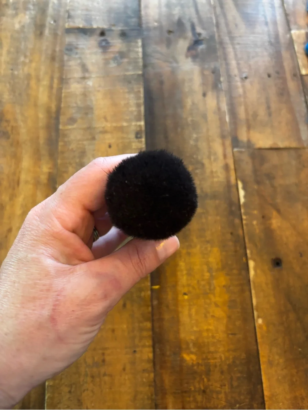 Saie Kabuki Brush in Black with Dark Bristles